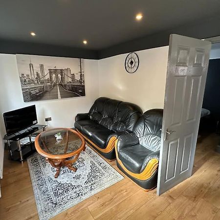 Brand New Large Studio Flat! Sutton  Eksteriør bilde