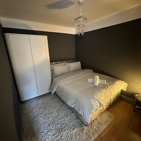 Brand New Large Studio Flat! Sutton  Eksteriør bilde