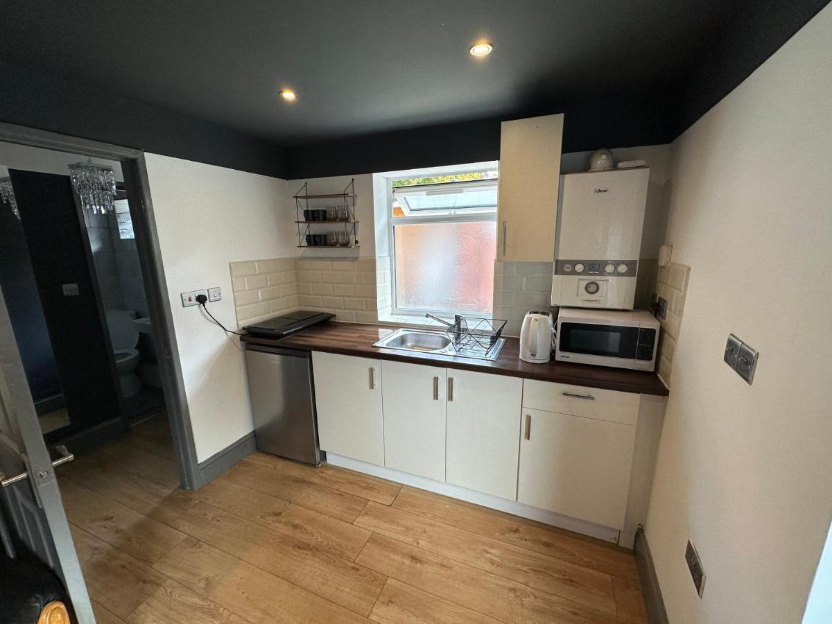 Brand New Large Studio Flat! Sutton  Eksteriør bilde