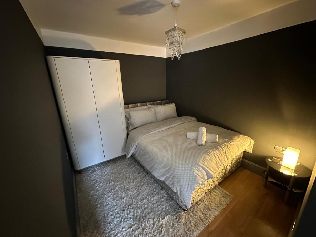 Brand New Large Studio Flat! Sutton  Eksteriør bilde