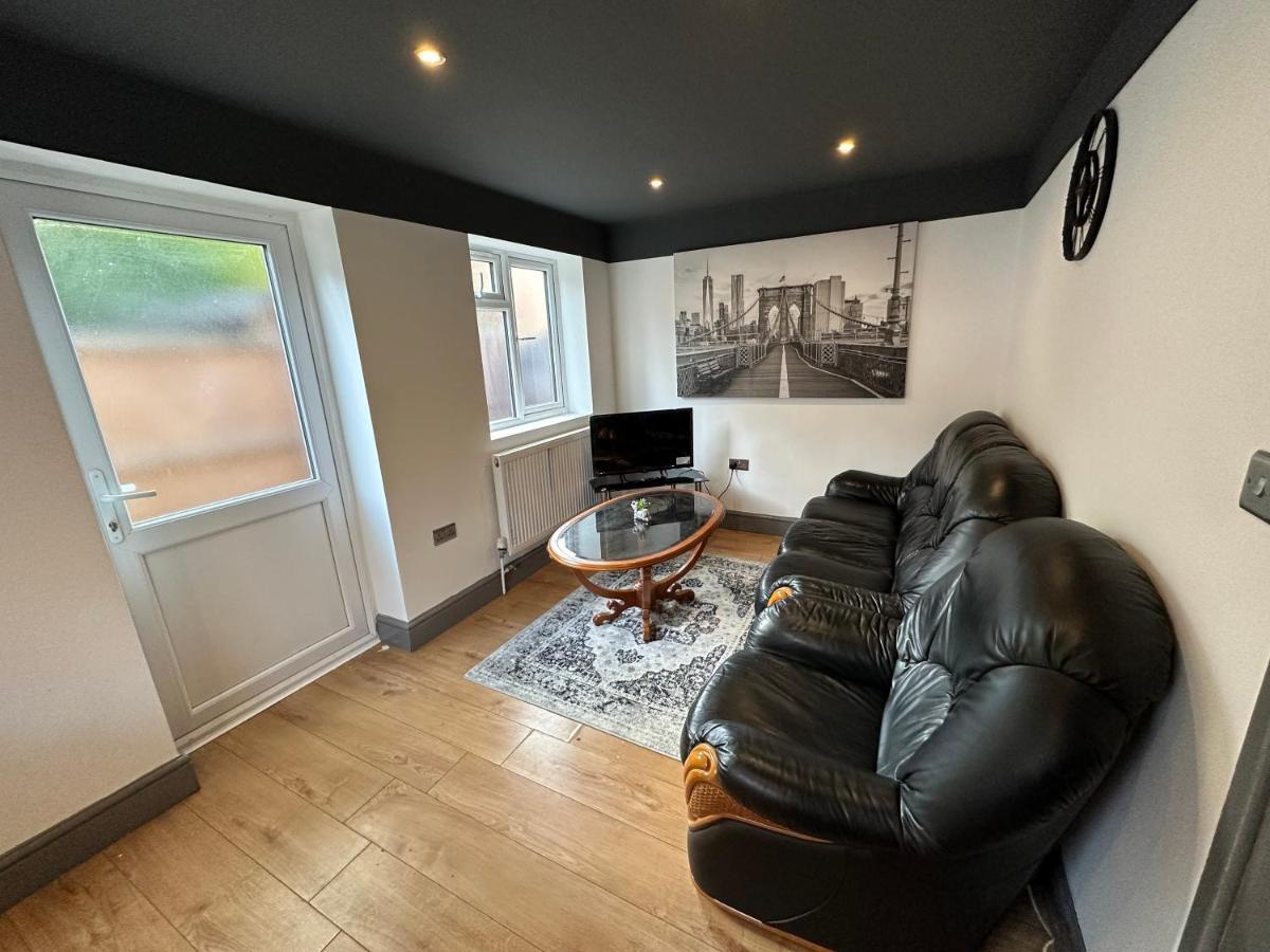 Brand New Large Studio Flat! Sutton  Eksteriør bilde